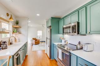 2 Mi to Tyler Rose Garden Vibrant Apartment! - 9