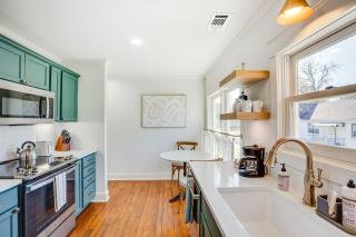 2 Mi to Tyler Rose Garden Vibrant Apartment! - 5