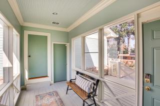2 Mi to Tyler Rose Garden Vibrant Apartment! - 8