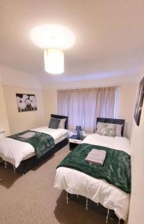 Three Bed House in Warrington with free on-site Parking Sleeps 5 - 7