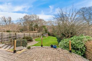 Elegant Retreat in Cheltenham - Garden & Parking Included - 1