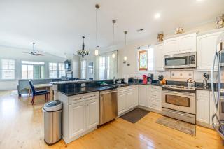 Breezy Kure Beach Home - Walk to Pier and Ocean! - Kure Beach - 3