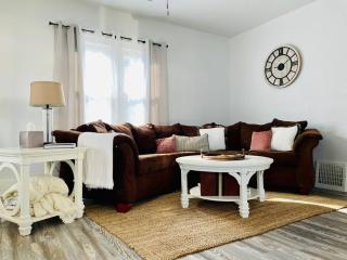 The Chic Shack / Centrally Located 2BR/1BA Home - Evansville - 0
