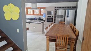 Condominio Vila dos Tucanos Canto Moreira 1 quadra da praia , 4 quartos , 3 banheiros ,q tenis, piscina , churrasqueira privativa ,portaria 24 hs - 8