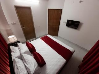 Travelers Hidden Gem. 15 min from Intl. Airport - 8