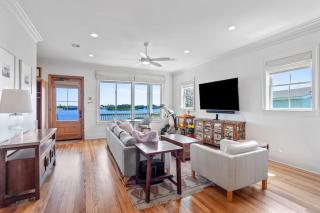 Waterfront 4 Bedroom Home - Lake Charles - 0