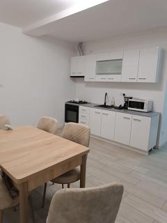 Apartament 2 camere, bloc nou, lângă Promenada Moll, capacitate 4 persoane - Craiova - 0