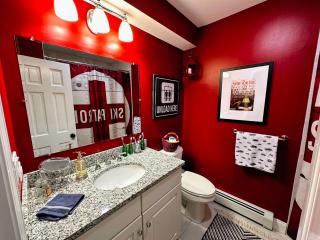 R20 luxury ski-in/out townhome in Bretton Woods next to beginner ski trail! - Bretton Woods - 3