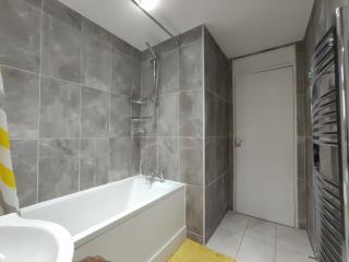 Elegant 3-Bedroom Home, sleeps up to 5 guest. - South Ockendon - 3