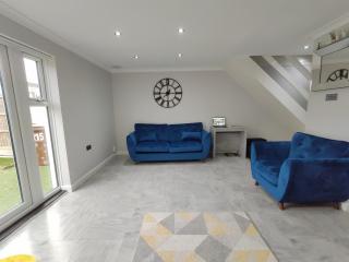 Elegant 3-Bedroom Home, sleeps up to 5 guest. - South Ockendon - 9