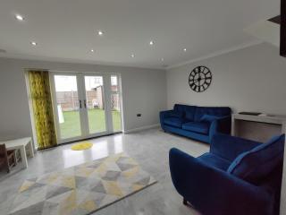 Elegant 3-Bedroom Home, sleeps up to 5 guest. - South Ockendon - 0