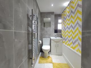 Elegant 3-Bedroom Home, sleeps up to 5 guest. - South Ockendon - 4
