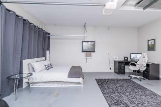 Lux gated 8 beds heated pool/jacuz, man cave - Tampa - 5