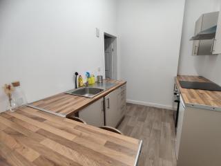 Modern 3-Bed Apartment with Kitchen in Town - 6