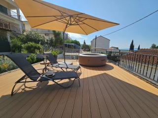 Paradiso Apartment with Private Jacuzzi and Terrace - Trogir - 4