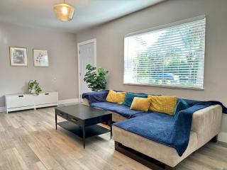 HOT TUB HOUSE ON GOLF COURSE! 10 MINs TO THE BEACH - 1