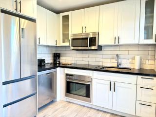 HOT TUB HOUSE ON GOLF COURSE! 10 MINs TO THE BEACH - 3