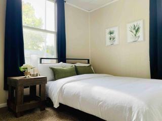 Abode à la Mode / Centrally Located 2BR/1BA Home - 9