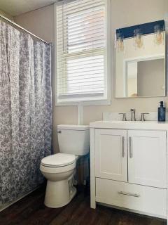 Abode à la Mode / Centrally Located 2BR/1BA Home - 5