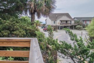 Cozy Beach House Steps from the Shore: 4 Bedroom - Pawleys Island - 5