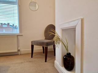 Cosy Luxury Home next to City Centre with Free Parking and Garden - Contractors & Relocators - 8