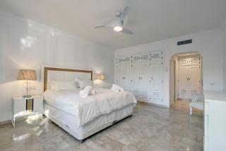 Large Ground Floor Apartment with Private Garden and Beach Access - 2