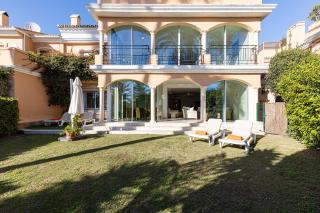 Large Ground Floor Apartment with Private Garden and Beach Access - 0