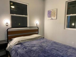 Serenity Bungalow Near Armature Works & Riverwalk - 9