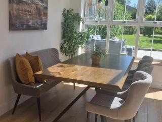 NewForest-Spacious-4BDHolidayHome-Garden-Parking - Ringwood - 4