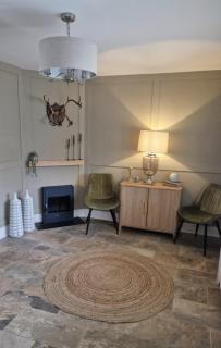 South Coast New Forest Holiday Home-4 Bed-Sleeps 8-Spacious-Parking-EV Dock-Large Garden-Playground-Great for Families-Groups-Professionals - 8