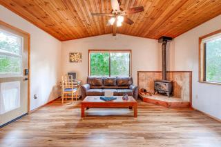 Petite Chalet with deck near Loch Lomond! - Kelseyville - 0