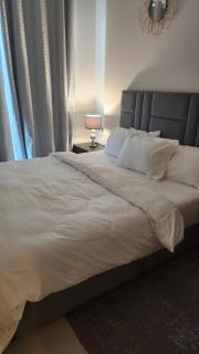 Ensuite one bedroom in a 2-bedroom with a shared living room - Dubai - 9