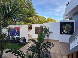 Old Crow Hotel and Suites - 3