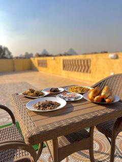 Nefertiti guest house view pyramids - 3