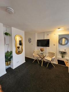 Deluxe Town Centre Studio Stevenage - 5