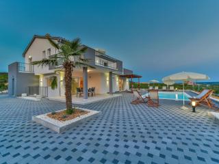 Luxury villa with swimming pool and terrace - Sukošan - 8
