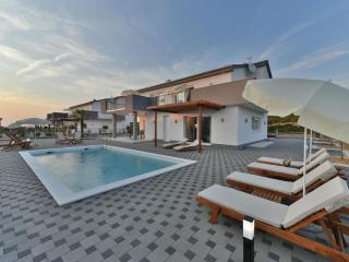 Modern and spacious home with swimming pool - Sukošan - 8