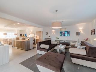 Modern and spacious home with swimming pool - Sukošan - 2