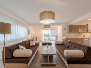 Modern and spacious home with swimming pool - Sukošan - 1