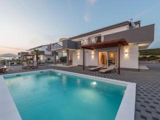 Luxury villa with swimming pool and terrace - Sukošan - 9