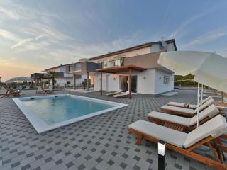 Luxury villa with swimming pool and terrace - Sukošan - 0