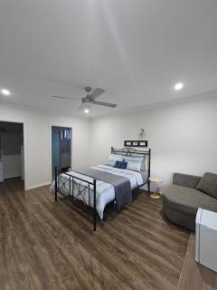 Book a spacious queen room with your own ensuite for your stay with shared laundry kitchen and living area - Guildford - 4