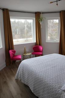 4 Guest Suite with Waterfront Views at Fancie's PEC - Suite 2 - Belleville - 6