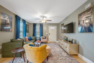 NEW Victorian Theme, 3BR, LRG Backyard close to PNC Arena, Downtown, and RDU Airport - Raleigh - 0