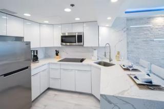 Ilikai's Best Beach Front Executive Suite - Honolulu - 9