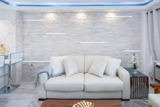 Ilikai's Best Beach Front Executive Suite - 4