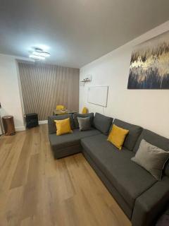 BROADWAY SUITE - Newly refurbished stylish apartment with FREE PRIVATE PARKING - Great location - 0