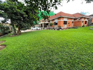 Muyenga Bungalow 3BRs, 6 guests, 6kms to Kla City - 1