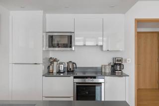 A modern two bedroom flat with private parking - Londra - 3