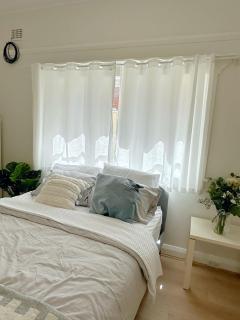 three bedroom house within walking distance to light rail station - Sydney - 3